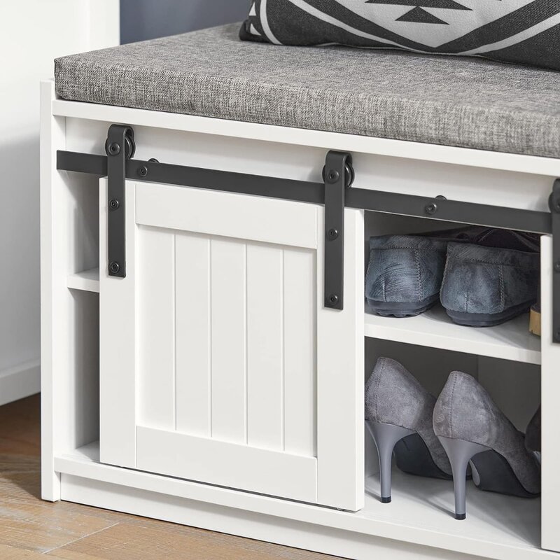Haotian FSR133-W, biała ławka do przechowywania w stylu rustykalnym z przesuwanymi drzwiami do stodoły i wyściełaną poduszką do siedzenia, ławka do przedpokoju, szafka na buty