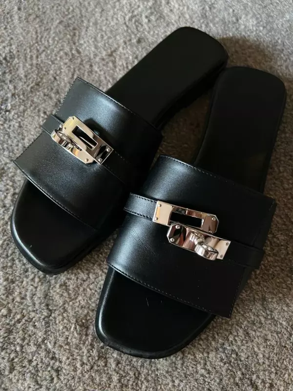 Sandalias de tacón plano con punta abierta para Mujer, zapatos de diseñador con decoración de Metal, deslizantes de pasarela, gran oferta, 2024