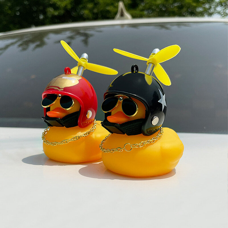 Gelbe Ente mit Helm für Fahrrad ohne Lichter Auto Auto Auto Zubehör Ente im Auto Auto Innendekoration Ornament