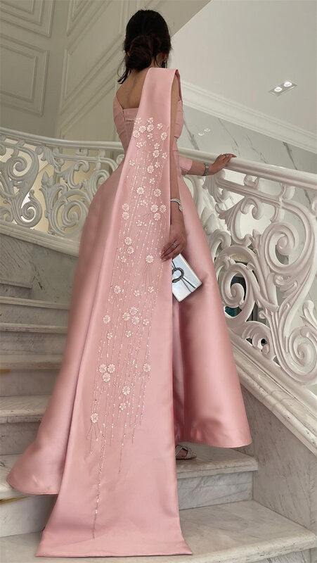 Атласные трапециевидные платья средней длины на одно плечо с блестками и цветочным бисером и рюшами