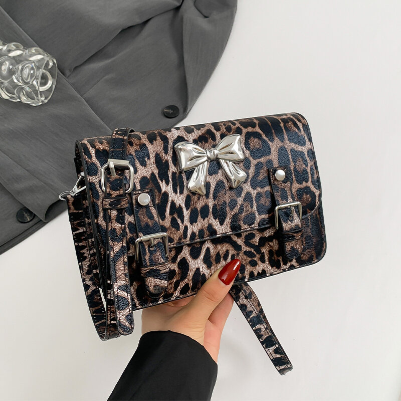 Женская кожаная сумка-мессенджер с леопардовым принтом