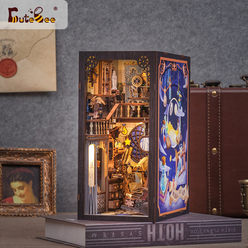 CUTEBEE-casa de muñecas en miniatura con luz táctil, libro de bricolaje, cubierta antipolvo, Ideas de regalo, estantería, insertar juguetes, regalos, habitación común nebulosa