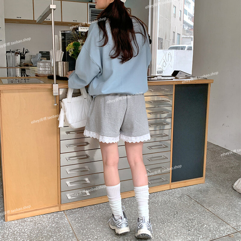 Celana pendek longgar sambungan renda warna kontras Vintage wanita 2024 musim panas baru Korea pinggang tinggi semua cocok celana pendek kaki lebar kasual