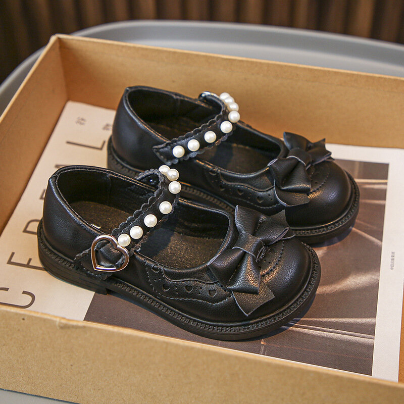 Sepatu kulit anak perempuan gaya Inggris, sepatu Princess serbaguna hati berongga datar lembut pita mutiara sederhana baru 2024