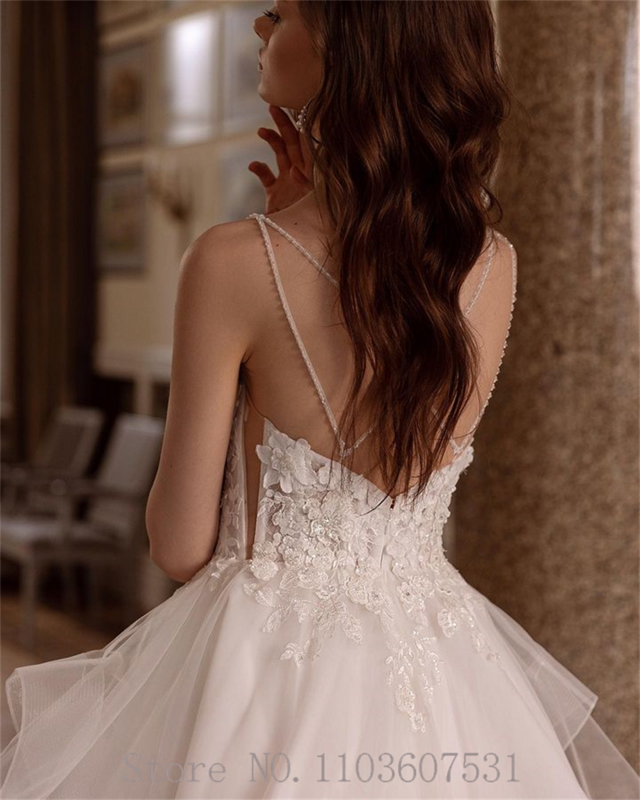 Vestido de novia de princesa de lujo con tirantes finos y cuello en V, vestido de novia con apliques escalonados con volantes, corte sin espalda