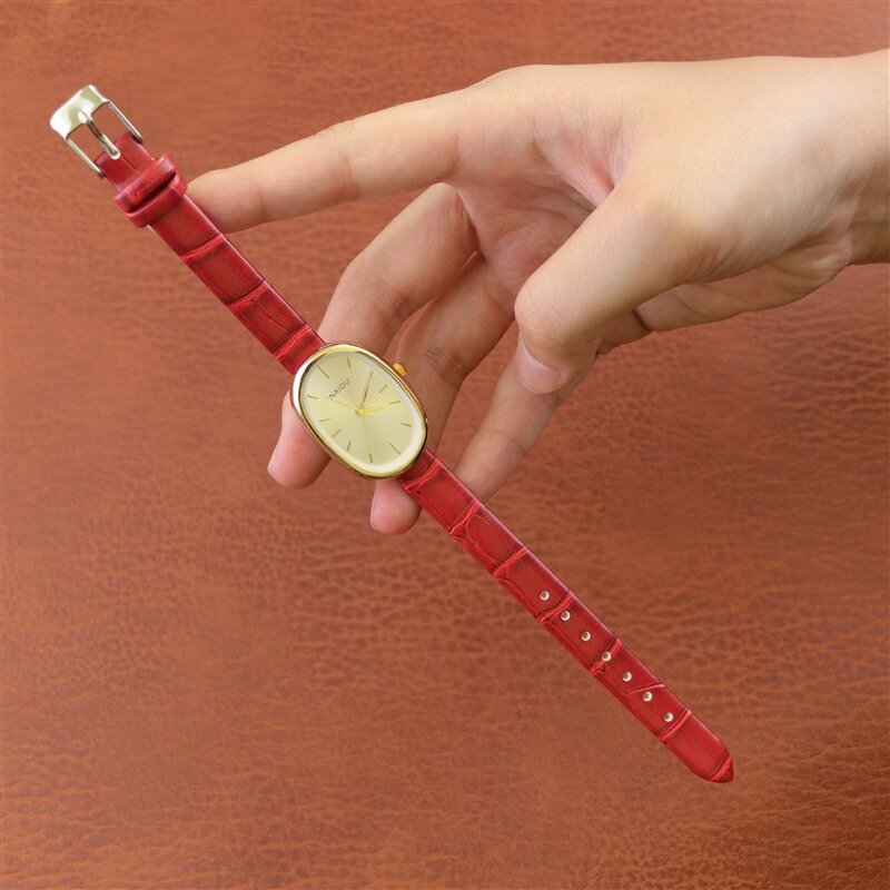 Jam tangan wanita Oval gaya baru tahun 2023 untuk wanita Aksesori tali kulit elegan jam tangan bandul Quart Fashion wanita