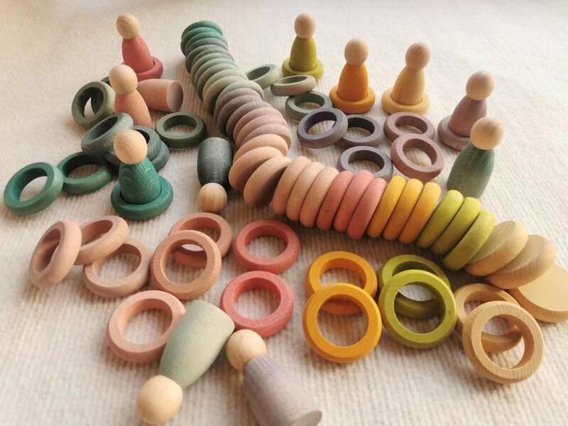 Dzieci drewniane zabawki bukowe tęczowe monety i pierścienie bloki do układania w stosy z luźnymi częściami lalki Peg