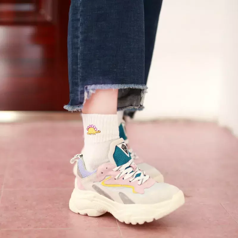 Новинка, оригинальные дышащие нескользящие носки средней длины с мультяшной вышивкой для девочек, 1 пара
