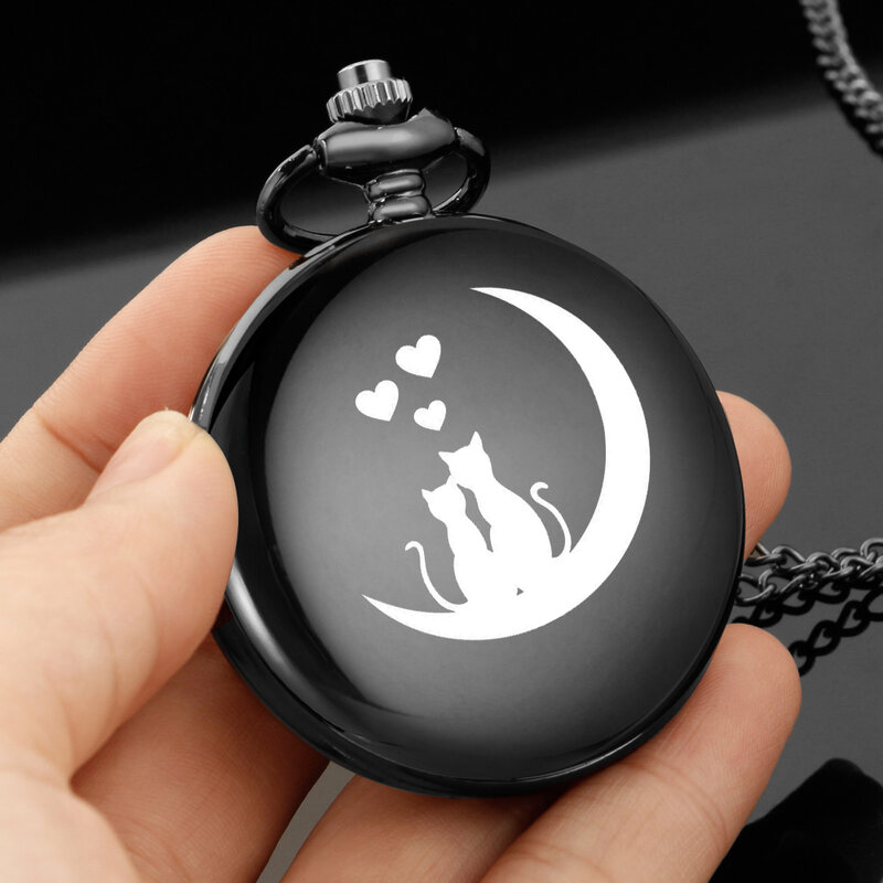 Un par de gatos enamorados en la Luna, diseño tallado, alfabeto inglés, reloj de bolsillo facial, una cadena, reloj de cuarzo negro, regalo perfecto