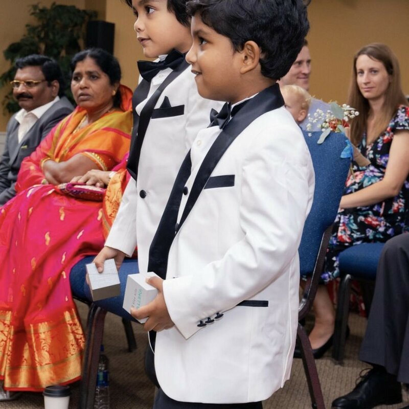 Setelan Formal Anak Laki-laki Putih Baru untuk Tuksedo Pernikahan Balita Anak Pesta Ulang Tahun Kerah Hitam Pembawa Cincin (Jaket + Celana + Rompi + Busur)