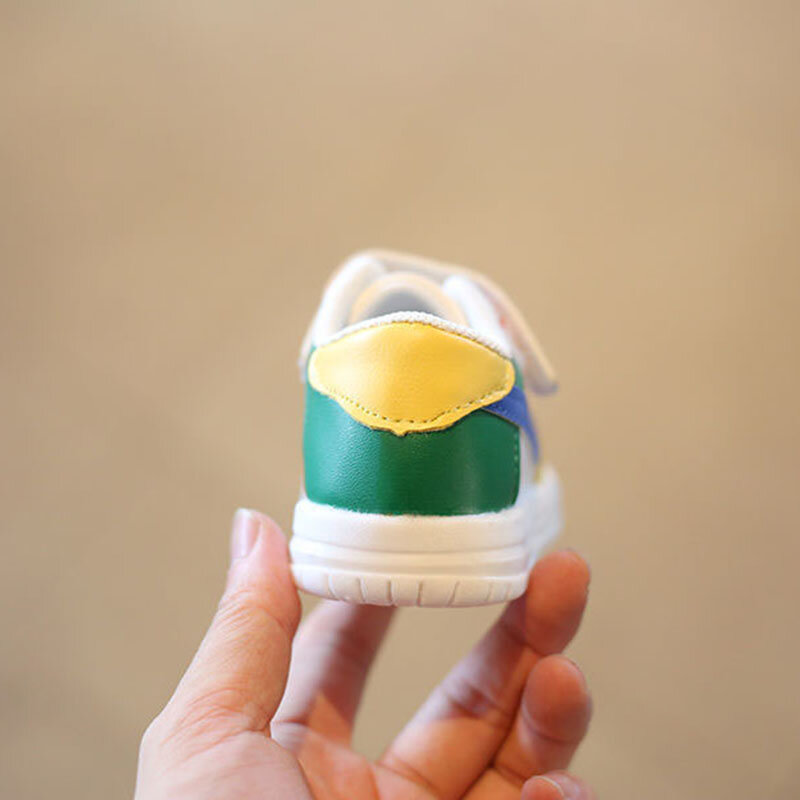 Sepatu olahraga kulit bayi, sneaker datar kasual bernafas untuk anak laki-laki dan perempuan