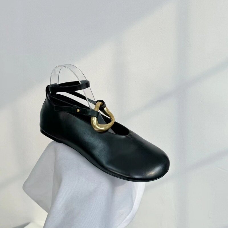 Zapatos de cabeza grande con hebilla de Metal para mujer, zapatos individuales de suela de cuero auténtico, punta redonda, suela plana, primavera y verano, 2024