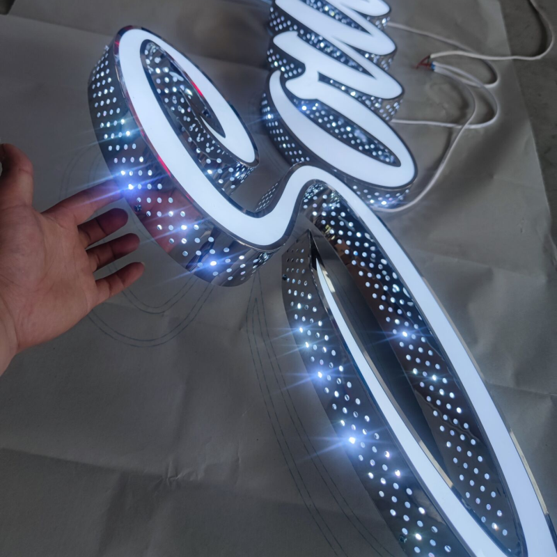 Wykonane na zamówienie Extrier używają oświetlonych z przodu i oświetlonych z boku znaków kanałowe litery LED, perforowanych znaków w sklepie z listem kanałowym