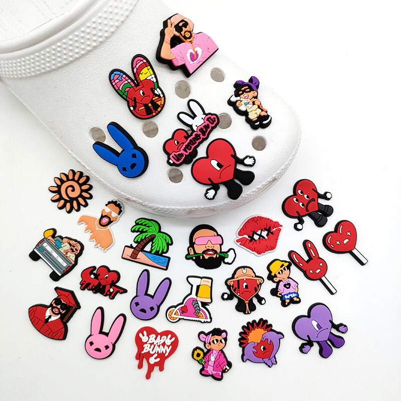 Heiße 1 stücke Cartoon Bad Bunny Schuh Charms DIY lustige Accessoires passen Frauen Sandalen Schnalle dekorieren Sänger Kinder Mädchen Erwachsenen Party Geschenk