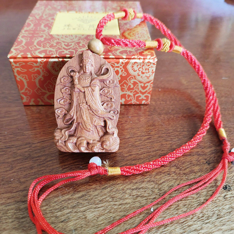 Mahoniowy wisiorek z rzeźbione w drewnie z drewna orzechowego śmiejącego się bogini buddy Matsu z morza Mazu bezpieczny brelok do kluczyków samochodowych Guanyin naszyjnik charms