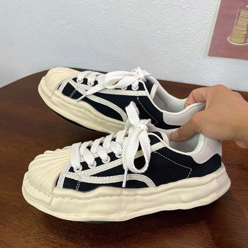 Sepatu kets kanvas wanita, sepatu Sneakers kotor sol tebal tidak rata sepatu olahraga putih tali untuk pelajar baru