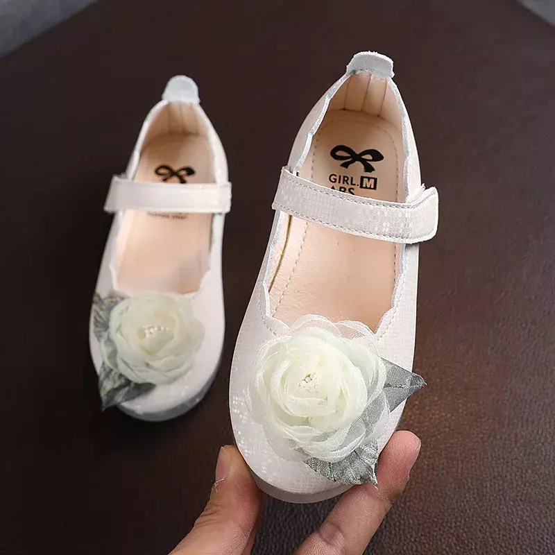 Scarpe da principessa in pizzo per ragazze 2024 nuove scarpe in pelle di fiori di moda per bambini scarpe da ballo eleganti per temperamento per feste di matrimonio