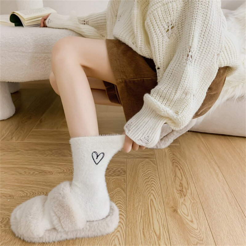 Nuovi calzini di velluto di visone calzini morbidi e morbidi invernali da donna Cartoon Love Home Floor Slipper pelliccia di visone addensare calzino in pile 2024