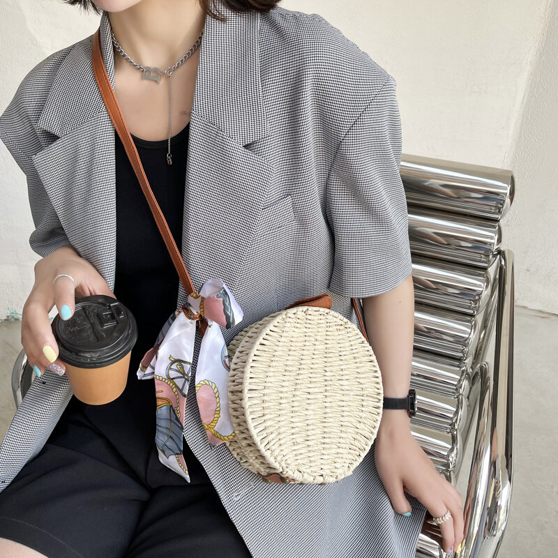 女性のための籐のハンドバッグ,わらで作られた,編みこみのスタイル,円形のデザイン,ビーチのために,ファッショナブル