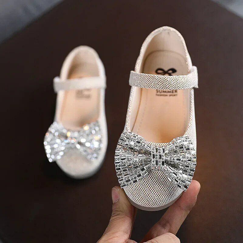 Dziewczęce modne błyszczące buty 2024 nowe dzieci kokarda skórzane buty eleganckie Temperament księżniczka buty haczyk i pętla buty do tańca