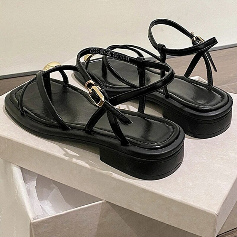Sandały damskie 2024 letnie nowe modne kwadratowe noski rzymskie buty proste wróżki damskie buty z płaskim obuwie Casual Sandalias De Mujer