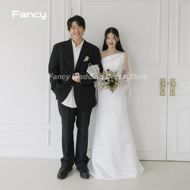 Fantasia simples um vestido de casamento, um ombro, vestido de noiva de manga comprida, comprimento do chão, cetim macio, Coréia Photoshoot