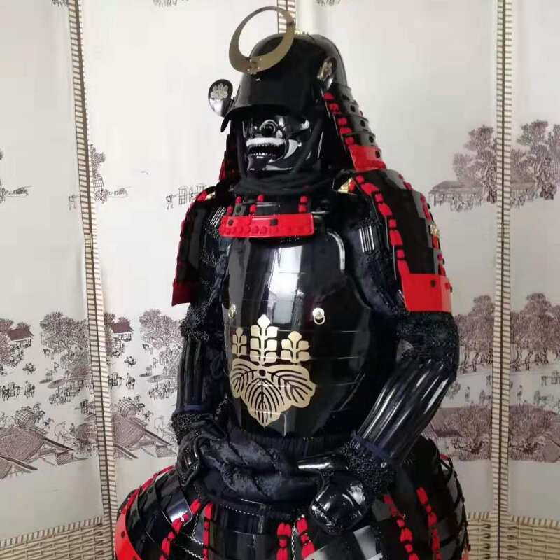 Giappone Black Samurai Armor Set completo con espositore Stand Cosplay indossabile Japanese Warrior Armor Helmet Costume da palcoscenico