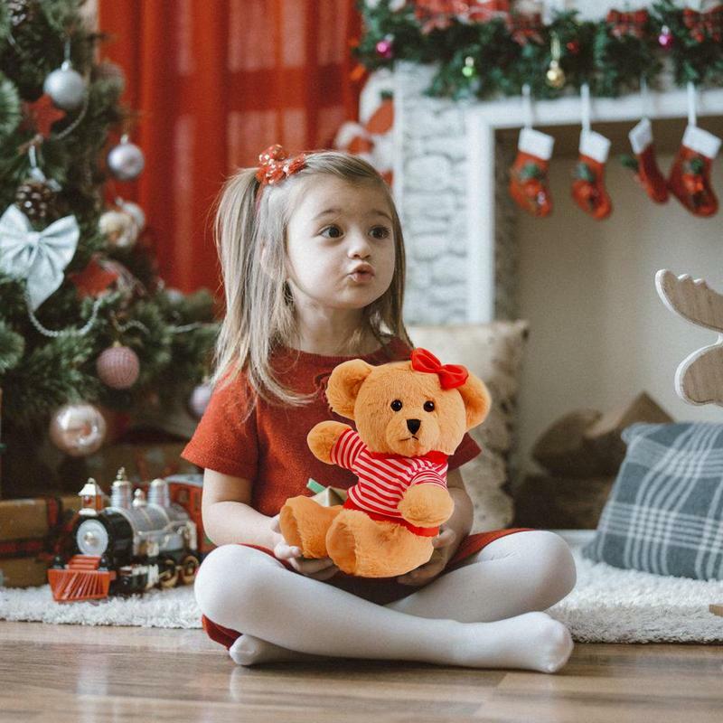 ตุ๊กตาหมีผ้ากำมะหยี่ขนยาวสีน้ำตาลน่ารักพร้อมหมวกซานตาคลอสและผ้าพันคอ