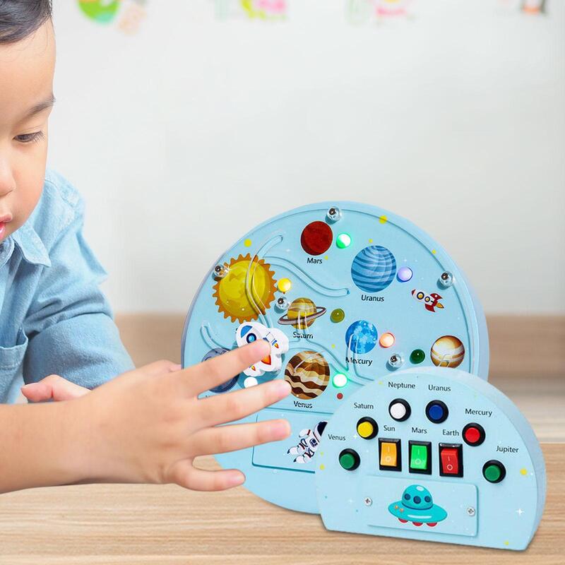 Montessori Busy Board com LED, Material didático, brinquedos sensoriais, interruptor de luz, crianças de viagem, presentes pré-escolares, 1-3