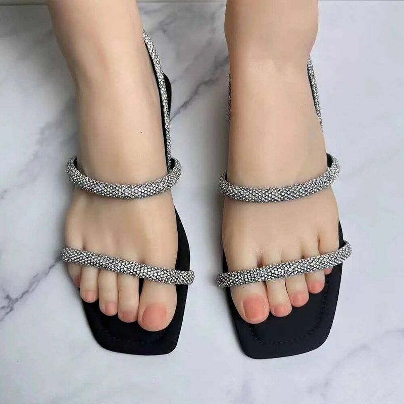 Zapatillas de verano con punta cuadrada para mujer, Sandalias planas informales con diamantes de imitación brillantes plateados, novedad de 2024
