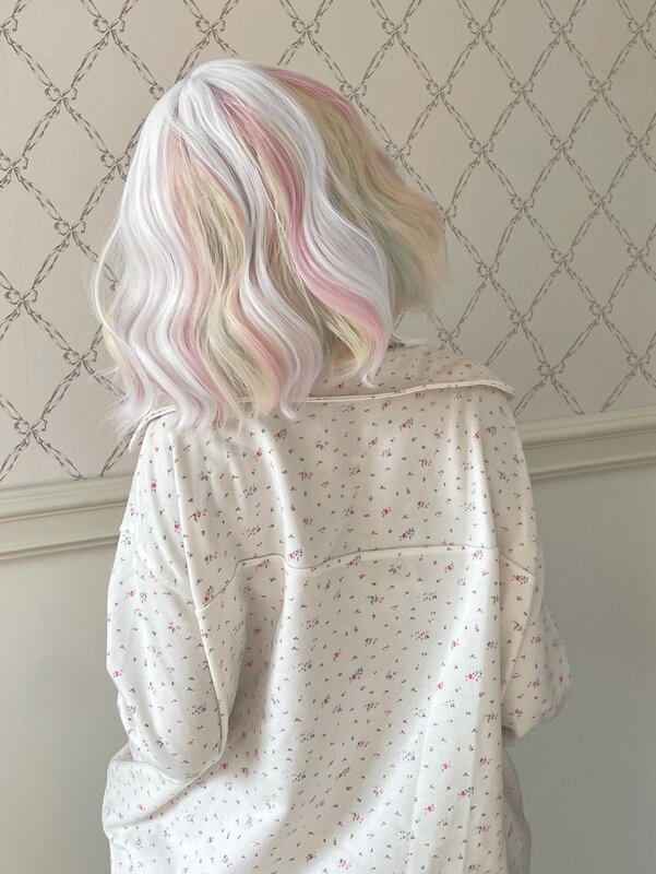 Lolita-Peluca de cabello sintético para mujer, cabellera ondulada Natural corta con flequillo, Color blanco y rosa multicolor, 12 pulgadas, resistente al calor, Cosplay