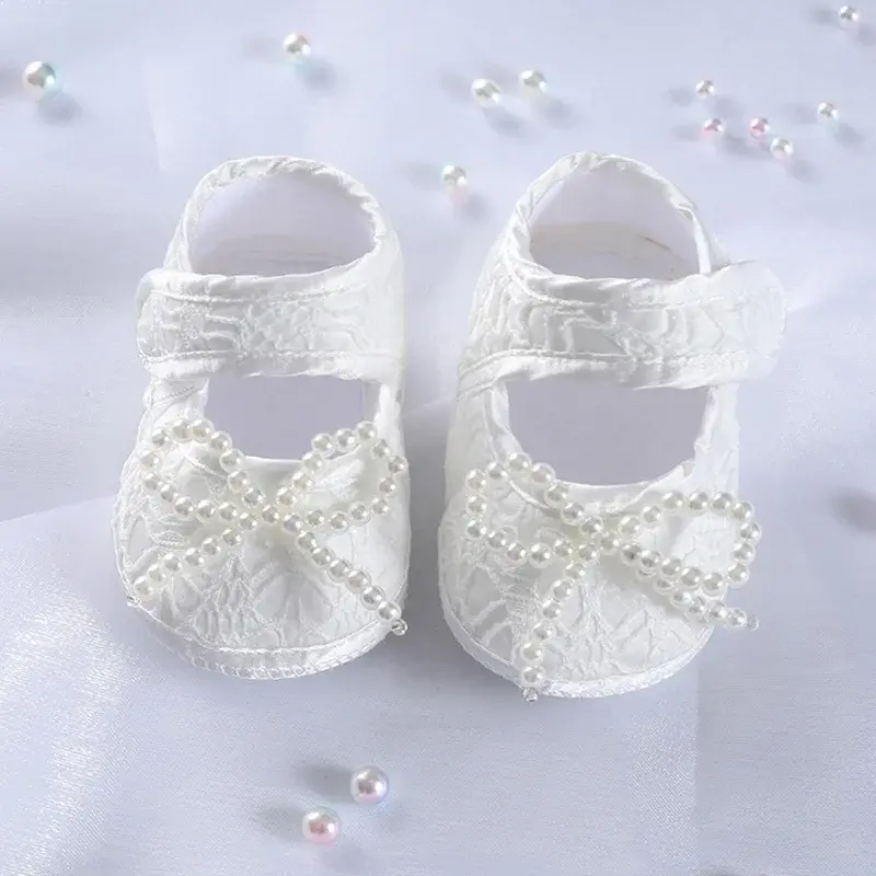 Zapatos blandos con lazo de perlas de encaje para bebé, mocasines de flores de satén, calzado para recién nacido, primeros pasos, princesa pequeña, blanco