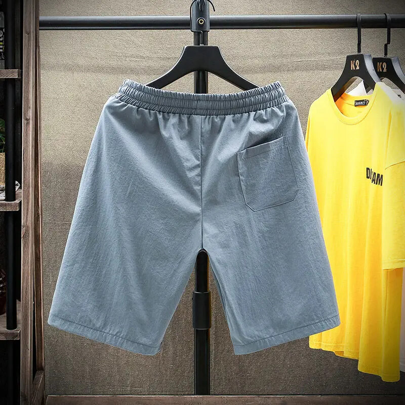 Modne spodnie na kolano dla chłopców w elastyczny, wysoki talii 2024 nowe letnie odzież męska trendy w luźne kieszenie spodenki ze sznurkiem