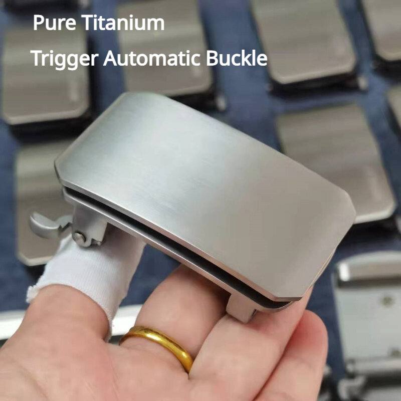 Gesper otomatis pemicu Titanium 35/38mm, untuk sabuk bisnis pakaian dalam sangat ringan antialergi gesper permukaan disikat