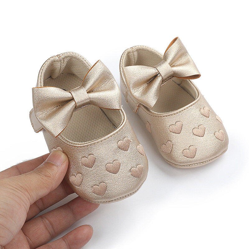 Ze skóry PU kokardka dla dziewczynek śliczne mokasyny z miękką podeszwą w kształcie serca płaskie buty do chodzenia dla malucha księżniczki buty do łóżeczka