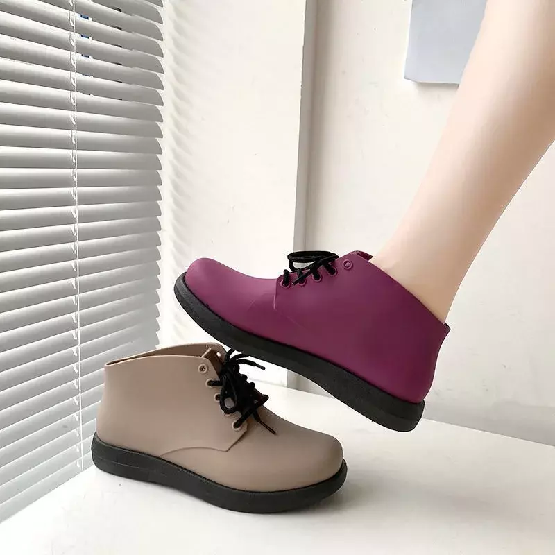 Leuke Vrouwen Rainshoes Waterdichte Non-Slip Rubber Schoenen Vrouwen Regen Laarzen Korte Buis Koreaanse Lace Up Platte regen Shoes2021