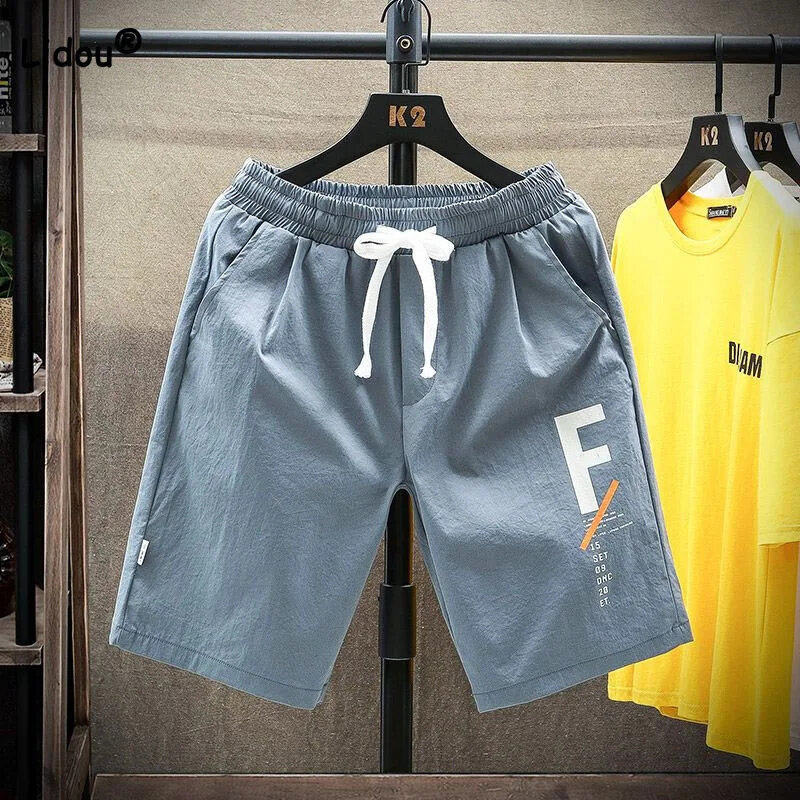 Pantaloni al ginocchio Casual per ragazzi elastici a vita alta alla moda 2024 nuovi vestiti maschili estivi Trend All-match tasche larghe pantaloncini con coulisse