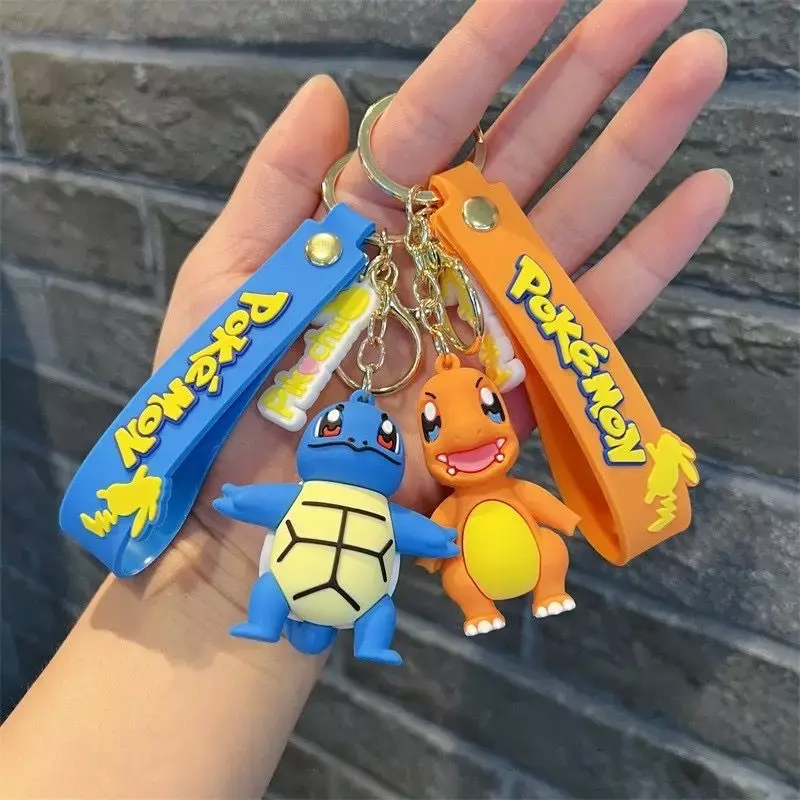 พวงกุญแจตุ๊กตา Pikachu โปเกมอนตุ๊กตาขยับแขนขาได้อะนิเมะของเล่นน่ารักๆการ์ตูนแฟชั่นตุ๊กตารูปเป็ดชาร์แมนเดอร์ของขวัญสำหรับเด็กจี้กระเป๋ารถ