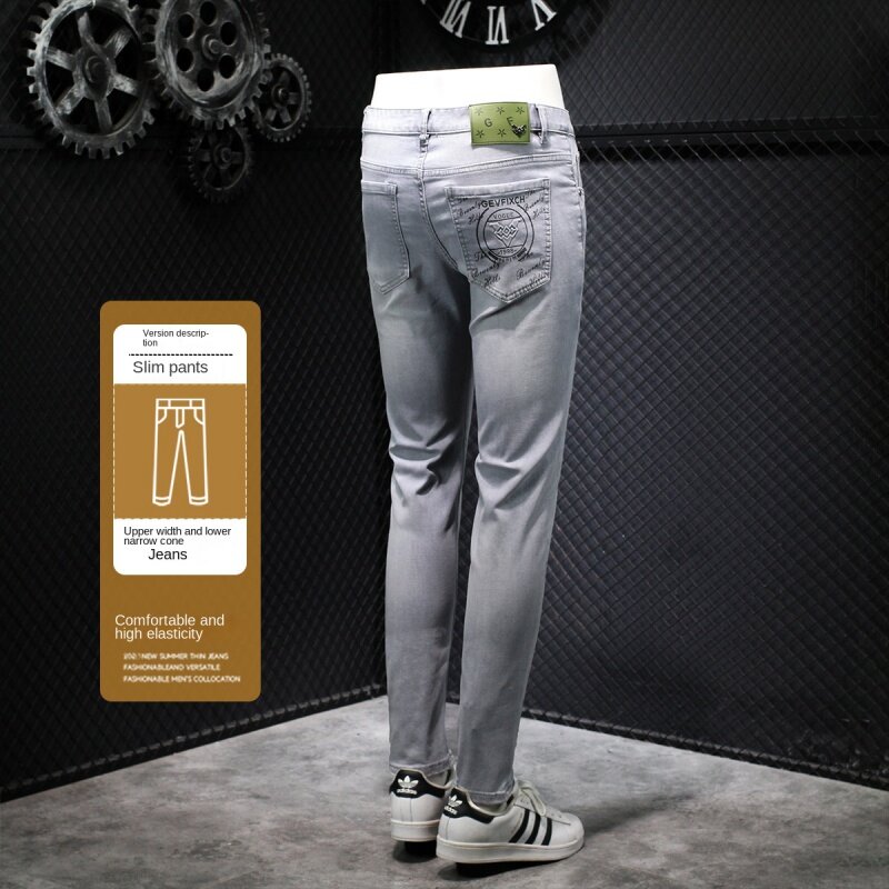 Homem magro, magro, jeans cinza claro, stretch simples, moda de luxo, verão, novo, 2024