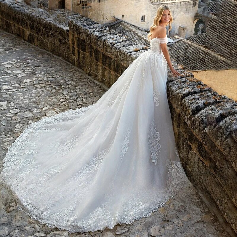 Luksusowe suknie ślubne z odkrytymi ramionami kochanie aplikacje kwiaty sznurowane suknia ślubna z tiulu Vestidos De Novia