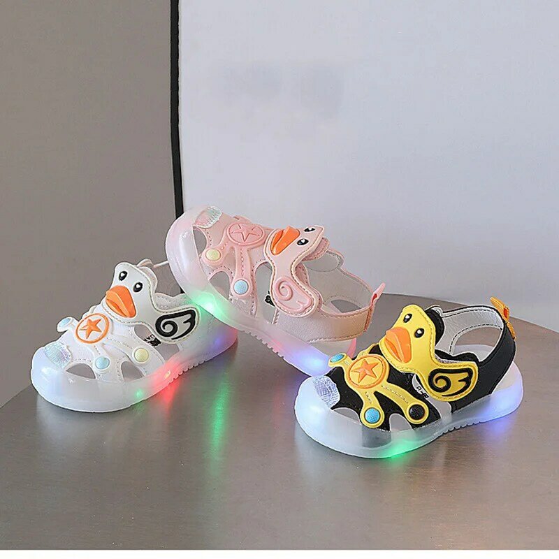 รองเท้าแตะมีไฟ LED รูปเป็ดน้อยสำหรับรองเท้าเด็กป้องกันการเตะครั้งแรกสำหรับเด็กวัย0-3ปีพื้นรองเท้านิ่มลายการ์ตูนสำหรับเด็กผู้หญิง