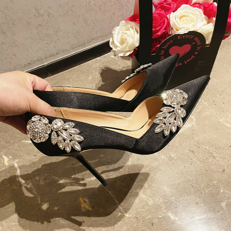 Zapatos de tacón de aguja brillantes con diamantes de imitación, sandalias puntiagudas de satén negro, tacones altos poco profundos, 7/9Cm, 2024