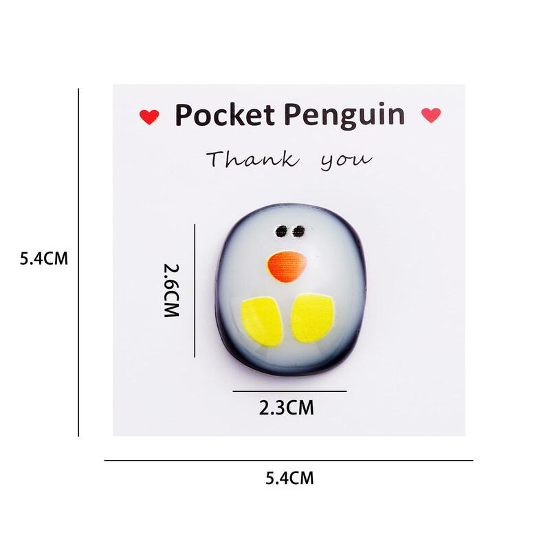 Sebuah saku kecil Penguin Hug kenang-kenangan ornamen lucu hadiah Natal dengan kartu ucapan catatan hadiah budaya perlengkapan pendidikan