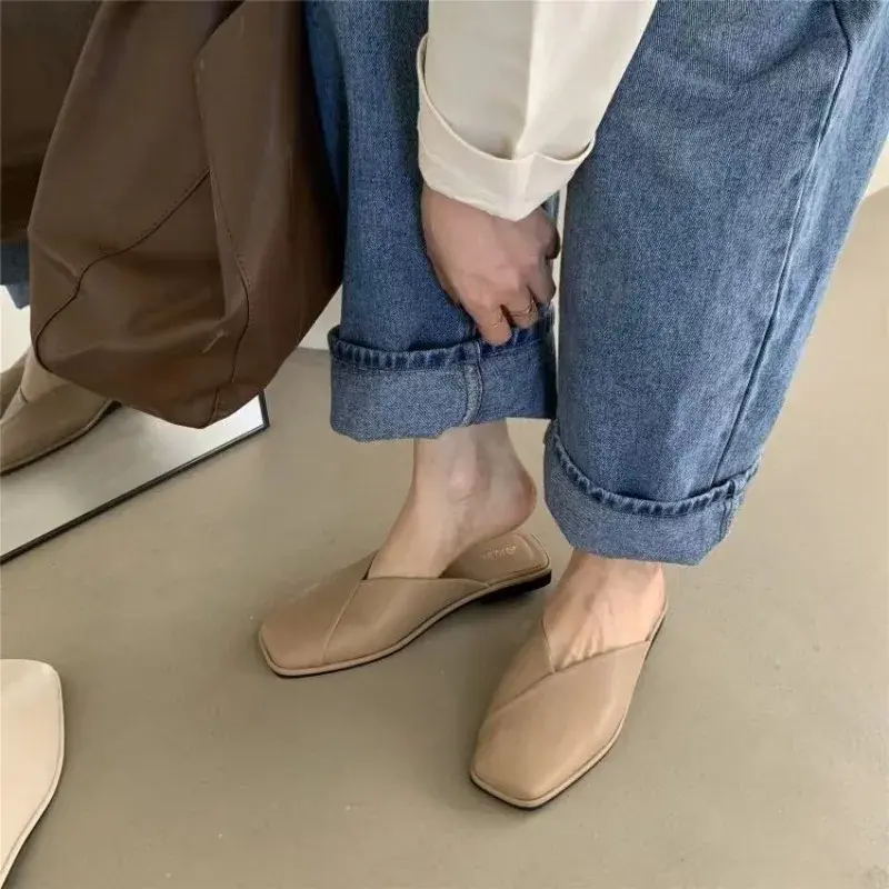 Zapatillas de lino suave para mujer, sandalias sencillas, bonitas y cálidas para el hogar, zapatos cruzados de piel para interiores, chanclas planas para habitación, 2024