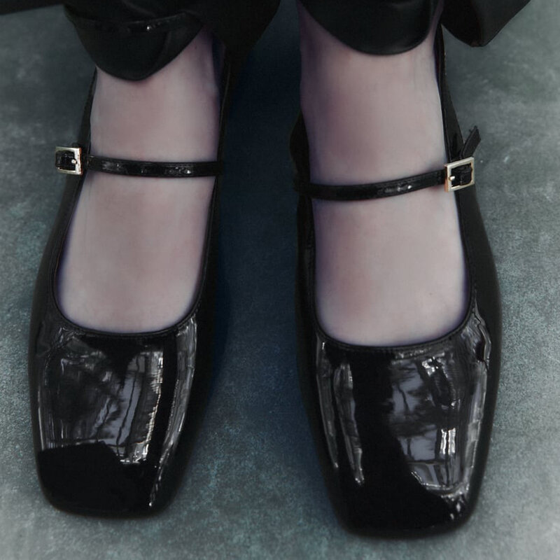 TRAF 2023รองเท้าส้นสูง Mary Janes รองเท้าผู้หญิงปั๊มส้นแฟชั่นที่รัดคู่สายปั๊มผู้หญิงรองเท้าหนังสิทธิบัตรสีดำ