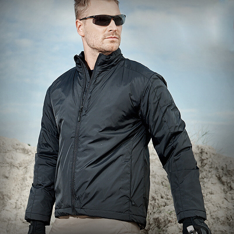 男性用の厚くて暖かいコート,防風性と防水性の戦術的なジャケット,大きなポケット付きの丈夫な衣服,冬用