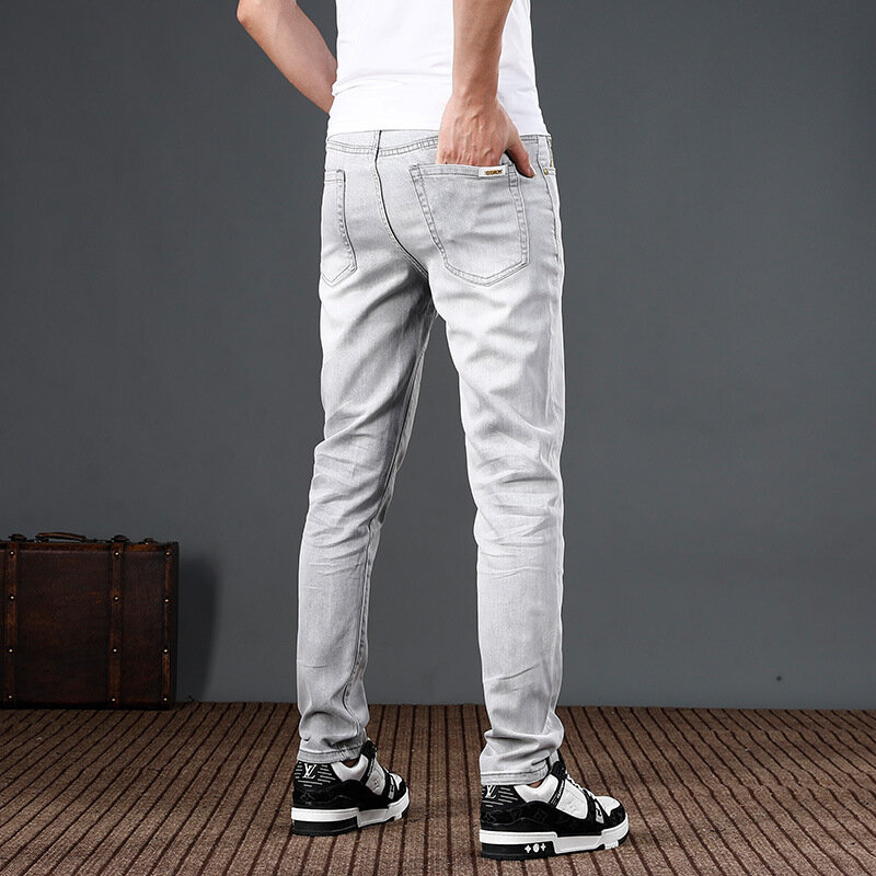 Jeans stampati moda uomo grigio chiaro denim Stretch Slim estate abbigliamento sottile Street trend pantaloni nastrati