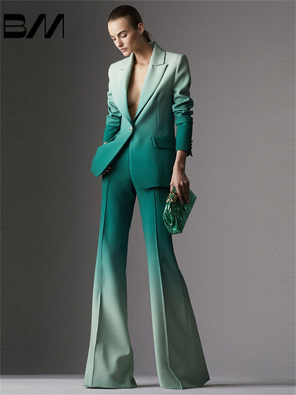 Charmanter zweiteiliger Slim Fit-Anzug mit Farbverlauf und ausgestellter Hose passen zu einem klassischen Hochzeits anzug für Geschäfts frauen im Büro