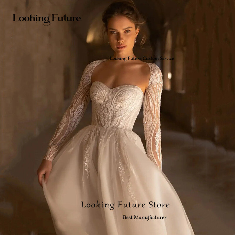 فستان زفاف أبيض a-line مع زينة بالخرز ، ثوب مثير بدون ظهر ، أكمام طويلة ، ذيل محكمة ، رأس 2 في 1 ، قلب ، فاخر