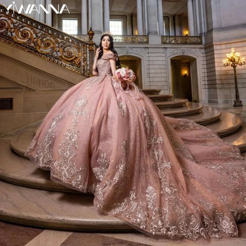 Błyszczący róż z odkrytymi ramionami Quinceanrra suknie balowe klasyczne koronki aplikacje księżniczki długie luksusowe słodkie sukienki 16